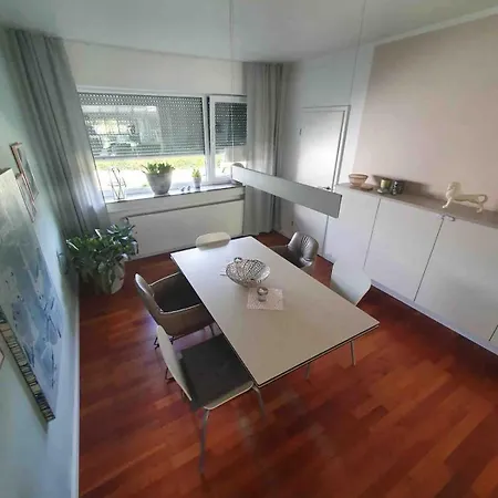 Mit Grossen Garten, Wintergarten Und Kamin *