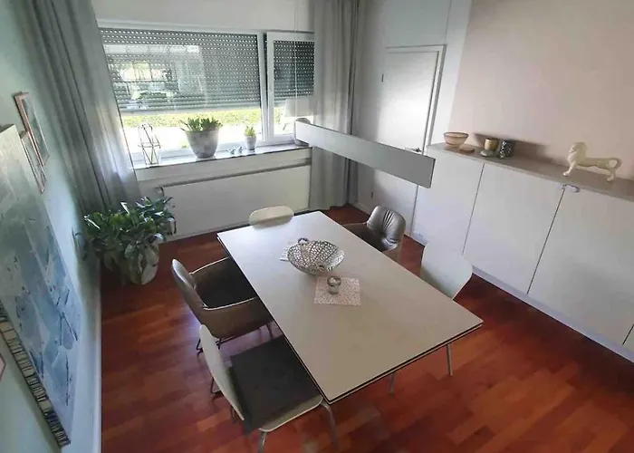 Mit Grossen Garten, Wintergarten Und Kamin *